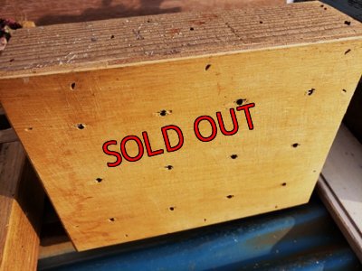 各マス目に穴が開いています