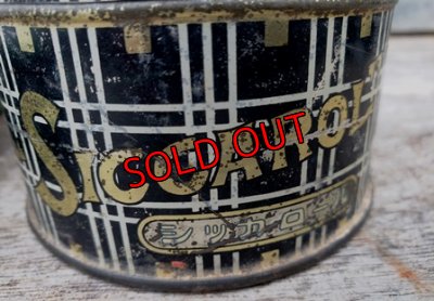 昔の缶♪シッカ―ロールのパッケージが素敵です。