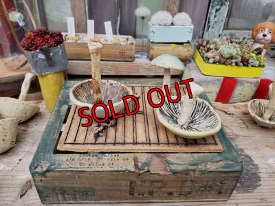 下の木箱はついていません。