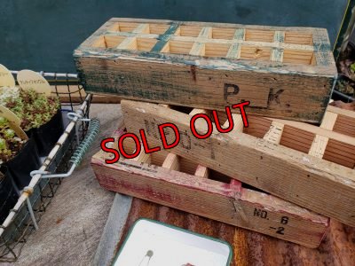 古木を側面に使った木箱です、色合いはお任せでお入れします。