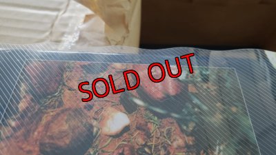 ブックカバーが波打ってます