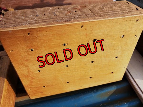 各マス目に穴が開いています