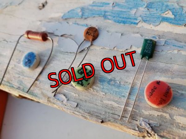 小さなパーツが2個ついています。