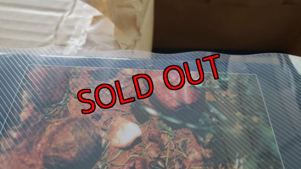 ブックカバーが波打ってます